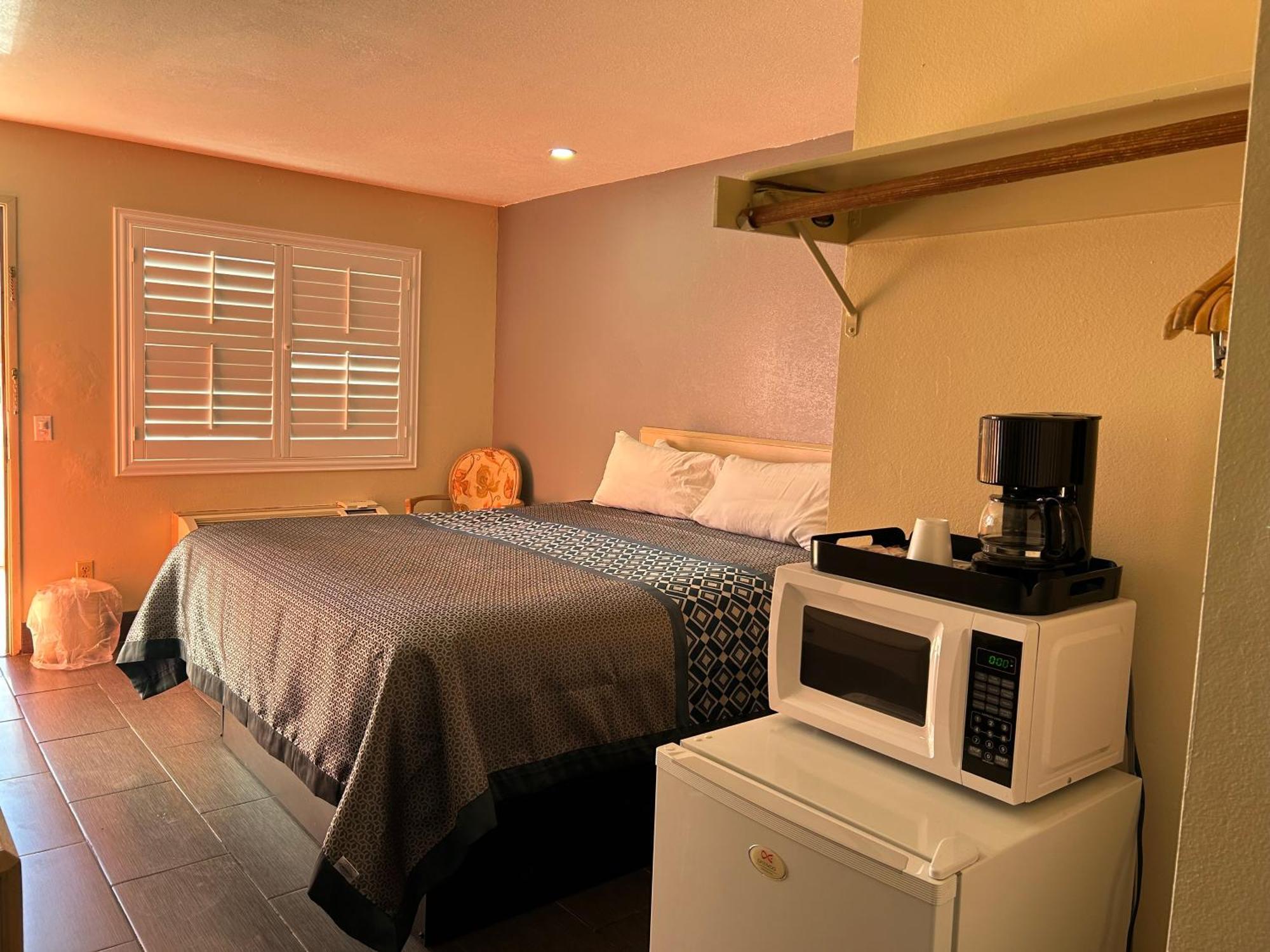 California Inn Hotel And Suites Adelanto Us 395 Exterior foto